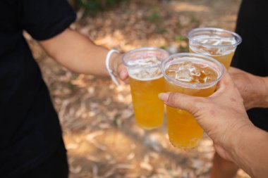 Bardakta servis edilen bira, dünya çapında popüler bir alkollü içkidir ve festivallerde genellikle kutlama içkisi olarak kullanılır. Bira, sıcak havadan dolayı bira bardaklarında buzla servis edildi..