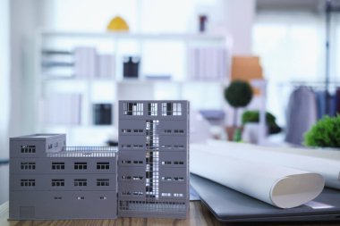 Mühendisler, güneş panelleri ve rüzgar türbinlerini güneş pillerinden gelen yeşil enerji kavramını kullanarak verimli bir şekilde elektrik üretmek üzere binaya yerleştirmeye hazırlanmak için mimarların planlarını gözden geçiriyorlar.