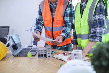 Mühendislik, inşaat ve istikrar planlarını gözden geçirmek için mimarlarla yapısal tasarım konularını görüşüyor. Mühendisler ve mimarlar arasındaki konsept ortak danışma