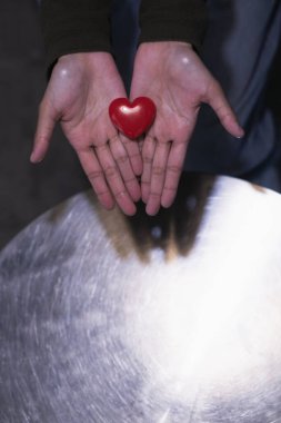 Bir kızın elindeki kalp sembolü arkadaşları ve sevgilileri için sevgi ve dostluk anlamına gelir. Sevgi, dostluk ve dostluğu ifade etmek için kalp sembolünü sergileme kavramı..