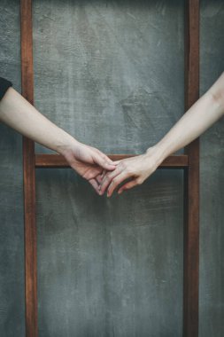 Igbtq çiftleri aşklarını ifade etmek için el ele tutuşuyorlar ve büyük günlerinde ve sonsuza dek birbirlerine olan güvenlerini göstermek için. Igbtq çiftlerine sevgi ve ilgi göstermek için fikirler el ele tutuşarak.