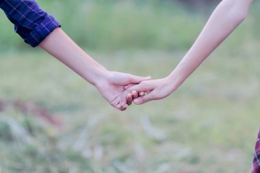 Igbtq çiftleri aşklarını ifade etmek için el ele tutuşuyorlar ve büyük günlerinde ve sonsuza dek birbirlerine olan güvenlerini göstermek için. Igbtq çiftlerine sevgi ve ilgi göstermek için fikirler el ele tutuşarak.