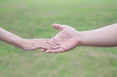 Çiftler el ele tutuşur. Birbirlerine her zaman gösterdikleri dostluk ve şefkati gösterirler. Ve çiftler birbirlerine olan aşklarına her zaman güvenirler. Arkaplanda el ele tutuşan çift