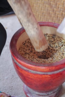 Çiftçiler kahve çekirdeklerini ayırmak için tahtadan havan topları ve pedallar kullanırlar. İhracat için yüksek kaliteli kahve çekirdekleri üretmeden önce kahve çekirdeklerinden istenmeyen kabukları çıkarmak için..