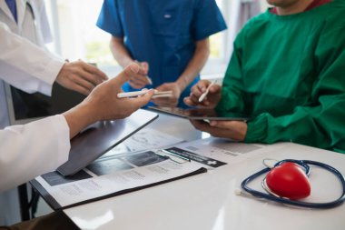 Yaklaşan bir kalp ameliyatını ortaklaşa teşhis eden cerrahlardan oluşan işbirliği ekibi, kalp ameliyatını daha az riskli ve hasta için daha güvenli hale getiriyor. Tıbbi ekip ameliyattan önce kalp rahatsızlığı teşhisi koymak için toplantıya katıldı