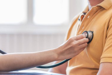 Doktorlar kalp atışlarını dinlemek için steteskop kullanırlar kalp hastalığında hata bulmak için. Doktorlar hasta kalp atışlarını dinlemek için steteskop kullanırlar. Hastalıkları teşhis etmek ve tedavi etmek için..