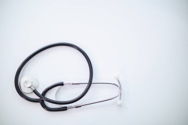 Doktorlar kalp atışlarını dinlemek için steteskop kullanırlar kalp hastalığında hata bulmak için. Doktorlar hasta kalp atışlarını dinlemek için steteskop kullanırlar. Hastalıkları teşhis etmek ve tedavi etmek için..