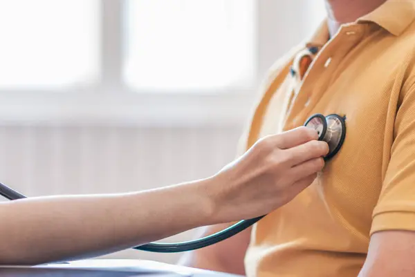 stock image Doctors use stethoscope to listen patient heartbeat to find faults in heart disease. Doctors use stethoscope to listen patient heart rate to gather information diagnose disease and provide treatment.