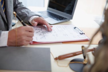 Müvekkil, hukuk müşavirliği bünyesindeki bir avukatla görüşerek, davada avantajlı bir sonuç elde etmek için dava açılacak hukuk ve dava hakkında tavsiye talep ediyor. Hukuk danışmanı kavramı