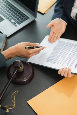 Müvekkil, hukuk müşavirliği bünyesindeki bir avukatla görüşerek, davada avantajlı bir sonuç elde etmek için dava açılacak hukuk ve dava hakkında tavsiye talep ediyor. Hukuk danışmanı kavramı