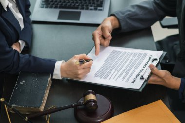 Müvekkil, hukuk müşavirliği bünyesindeki bir avukatla görüşerek, davada avantajlı bir sonuç elde etmek için dava açılacak hukuk ve dava hakkında tavsiye talep ediyor. Hukuk danışmanı kavramı