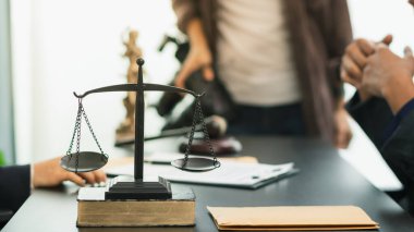 Sanık İncil 'in önünde yemin edebilsin diye hukuk bürosundaki masanın üzerine bir İncil konur. Sanığın yalan söylemeyeceğine Tanrı' ya olan inancıyla yemin eder..