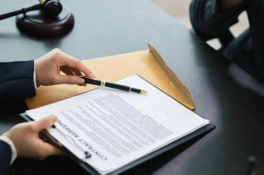 Müvekkil, hukuk müşavirliği bünyesindeki bir avukatla görüşerek, davada avantajlı bir sonuç elde etmek için dava açılacak hukuk ve dava hakkında tavsiye talep ediyor. Hukuk danışmanı kavramı