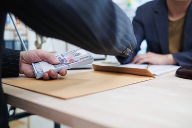 İş adamı, rüşvetin ciddi ve yasadışı bir suç olduğunu bilerek davadaki kararın değiştirilmesine yardım etmeleri için savcılara rüşvet olarak para teklif etti. Devlet memurlarına rüşvet konsepti