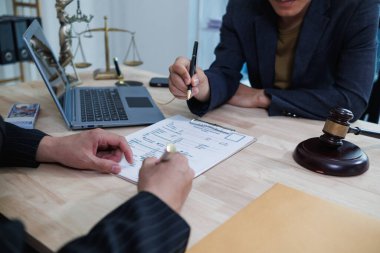 Müvekkil, hukuk müşavirliği bünyesindeki bir avukatla görüşerek, davada avantajlı bir sonuç elde etmek için dava açılacak hukuk ve dava hakkında tavsiye talep ediyor. Hukuk danışmanı kavramı