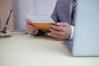 Müvekkil, hukuk müşavirliği bünyesindeki bir avukatla görüşerek, davada avantajlı bir sonuç elde etmek için dava açılacak hukuk ve dava hakkında tavsiye talep ediyor. Hukuk danışmanı kavramı