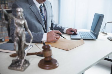 Tanrı 'nın heykeli Themis Adalet Anıtı hukuk firması içinde gerçeklerin doğruluğunu ve önyargısız yargılama gücünü göstermek için adaletin sembolü olarak kullanılır. Bayan Adalet yerini buldu.
