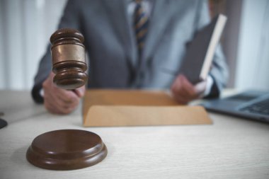 Hâkimin tokmağı hukuk müşavirinin ofisindeki bir masaya konur ve davacılara ve sanıklara verilen kararlar okunmadan önce sık sık kullanılır. Hakim tokmağı ile Hukuk Danışmanı Dekorasyon Fikri