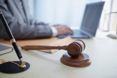 Hâkimin tokmağı hukuk müşavirinin ofisindeki bir masaya konur ve davacılara ve sanıklara verilen kararlar okunmadan önce sık sık kullanılır. Hakim tokmağı ile Hukuk Danışmanı Dekorasyon Fikri