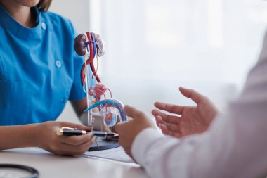 Genç bir adama prostatında tümör teşhisi konuldu ve tıp ekibi prostat kanseri teşhisi koydu ve kanser tedavisi ve ameliyat olması için sağlık hizmetleri hastalarına danışmanlık yaptı..