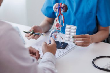 Genç bir adama prostatında tümör teşhisi konuldu ve tıp ekibi prostat kanseri teşhisi koydu ve kanser tedavisi ve ameliyat olması için sağlık hizmetleri hastalarına danışmanlık yaptı..