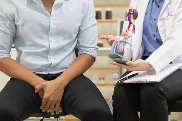 Genç bir adama prostatında tümör teşhisi konuldu ve tıp ekibi prostat kanseri teşhisi koydu ve kanser tedavisi ve ameliyat olması için sağlık hizmetleri hastalarına danışmanlık yaptı..