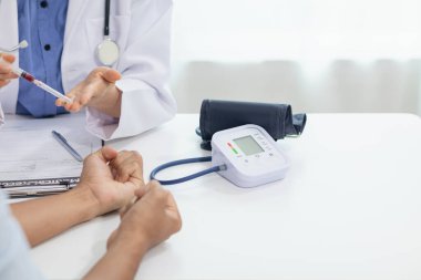 Yaşlı bir adam hasta olduktan sonra tıbbi tavsiye istedi ve doktor onu muayene etti ve sağlık hizmetleri hakkında tavsiye verdi ve semptomlarını tedavi etmek için ilaç yazdı. tıbbi danışman kavramı