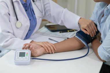 Yaşlı bir adam hasta olduktan sonra tıbbi tavsiye istedi ve doktor onu muayene etti ve sağlık hizmetleri hakkında tavsiye verdi ve semptomlarını tedavi etmek için ilaç yazdı. tıbbi danışman kavramı