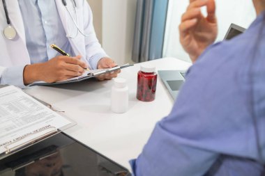 Genç bir kadın hastalandıktan sonra tıbbi tavsiye istedi ve doktora vücudunu muayene ettirdi ve sağlık hizmetleri hakkında tavsiye verdi ve semptomlarını tedavi etmek için ilaç yazdı. tıbbi danışman kavramı