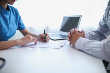 Yaşlı bir adam hasta olduktan sonra tıbbi tavsiye istedi ve doktor onu muayene etti ve sağlık hizmetleri hakkında tavsiye verdi ve semptomlarını tedavi etmek için ilaç yazdı. tıbbi danışman kavramı