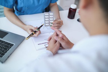 Yaşlı bir adam hasta olduktan sonra tıbbi tavsiye istedi ve doktor onu muayene etti ve sağlık hizmetleri hakkında tavsiye verdi ve semptomlarını tedavi etmek için ilaç yazdı. tıbbi danışman kavramı