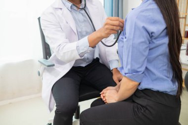 Doktorlar kalp atışlarını dinlemek için steteskop kullanırlar kalp hastalığında hata bulmak için. Doktorlar hasta kalp atışlarını dinlemek için steteskop kullanırlar. Hastalıkları teşhis etmek ve tedavi etmek için..