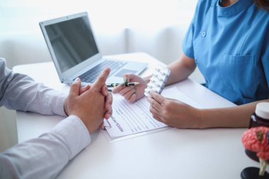 Yaşlı bir adam hasta olduktan sonra tıbbi tavsiye istedi ve doktor onu muayene etti ve sağlık hizmetleri hakkında tavsiye verdi ve semptomlarını tedavi etmek için ilaç yazdı. tıbbi danışman kavramı