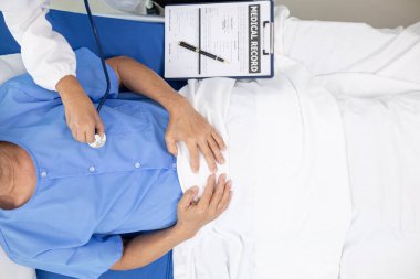 Doktorlar kalp atışlarını dinlemek için steteskop kullanırlar kalp hastalığında hata bulmak için. Doktorlar hasta kalp atışlarını dinlemek için steteskop kullanırlar. Hastalıkları teşhis etmek ve tedavi etmek için..