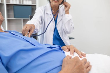 Doktorlar kalp atışlarını dinlemek için steteskop kullanırlar kalp hastalığında hata bulmak için. Doktorlar hasta kalp atışlarını dinlemek için steteskop kullanırlar. Hastalıkları teşhis etmek ve tedavi etmek için..