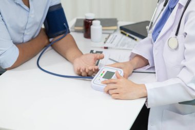 Yaşlı bir adam hasta olduktan sonra tıbbi tavsiye istedi ve doktor onu muayene etti ve sağlık hizmetleri hakkında tavsiye verdi ve semptomlarını tedavi etmek için ilaç yazdı. tıbbi danışman kavramı