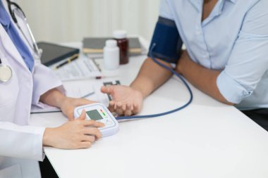 Bir kalp hastası, göğüs ağrısı çektikten sonra doktora muayene olmak için hastaneye gitmiş. Doktorlar hastalara kalp hastalığı teşhisi konulduktan sonra sağlıklarına dikkat etmelerini öneriyor..