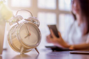 Antika alarm saatleri çok popülerdir çünkü çok güzeldirler ve zamanı net bir şekilde görebilirler daha da önemlisi klasik alarm saatleri büyük uyarı zillerine sahiptir ve alarm zamanı geldiğinde yüksek ses çıkarırlar.