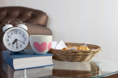 Antika alarm saatleri çok popülerdir çünkü çok güzeldirler ve zamanı net bir şekilde görebilirler daha da önemlisi klasik alarm saatleri büyük uyarı zillerine sahiptir ve alarm zamanı geldiğinde yüksek ses çıkarırlar.