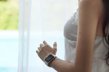 Gecelik giyen bir kadın depresyondan dolayı yalnız ve depresif duruyor ve yalnız kaldığında stresi azaltmak için ilaç almak zorunda kalıyor. Yalnız olduğu için depresyona giren bir kadın.