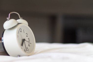 Antika alarm saatleri çok popülerdir çünkü çok güzeldirler ve zamanı net bir şekilde görebilirler daha da önemlisi klasik alarm saatleri büyük uyarı zillerine sahiptir ve alarm zamanı geldiğinde yüksek ses çıkarırlar.