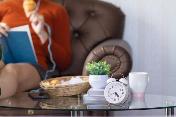 Vintage style alarm clocks are popular because they are beautiful and can clearly see time More importantly vintage style alarm clocks have large notification bell and make loud noise when alarm time
