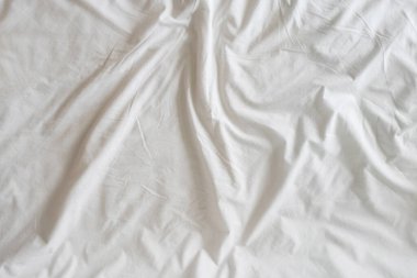 Kullanıldığında çarşafların soyut arkaplan kırışıklığı beyaz çarşafların her seferinde benzersiz bir güzelliğe bürünmesine neden oluyor. Her kullanımdan sonra beyaz çarşaflarda eşsiz kırışıklıklar.