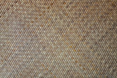 Bölümler güzel bir şekilde birleştirilmiş bambudan yapılır ve kahverengi renk göze hoş gelir çünkü bambu ve bambu bölümlerinin doğal bir rengidir ve tatil beldelerinde de çok popülerdir..