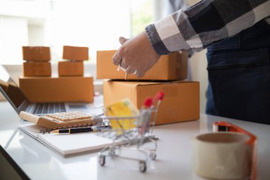 Girişimcilik ya da küçük KOBİ işletmeleri sahipleri, ürünleri online sipariş eden müşterilere göre göndermeden önce ev idaresinde bir ofis açarlar ve ürün stoklarını kontrol ederler.