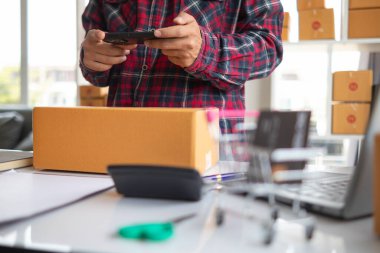 Girişimcilik ya da küçük KOBİ işletmeleri sahipleri, ürünleri online sipariş eden müşterilere göre göndermeden önce ev idaresinde bir ofis açarlar ve ürün stoklarını kontrol ederler.