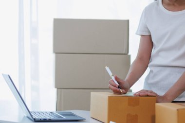 Girişimcilik ya da küçük KOBİ işletmeleri sahipleri, ürünleri online sipariş eden müşterilere göre göndermeden önce ev idaresinde bir ofis açarlar ve ürün stoklarını kontrol ederler.