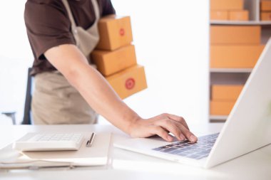 Evlerini ofis olarak kullanan ve çevrimiçi uygulamalar yoluyla ürün satan küçük KOBİ girişimcileri, siparişleri karşılamak için yeterli olup olmadıklarını kontrol ediyorlar..