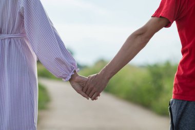 Yumuşak Odaklanma, Sevgililer Günü çiftleri sevgi ve ilgi göstermek için el sıkışır ve birbirlerine sevgi ve şefkatle bakacaklarına söz verirler. Bir çiftin sevgi dolu şefkati ve hamile bir kadının....