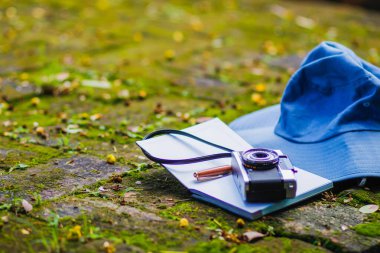 Genç bir fotoğrafçı seyahat ediyor ve bir film kamerasıyla tapınağın etkileyici görüntülerini çekiyor. Genç fotoğrafçı seyahat etmeyi ve Chiang Mai, Tayland 'da etkileyici görüntüler kaydetmeyi seçiyor.
